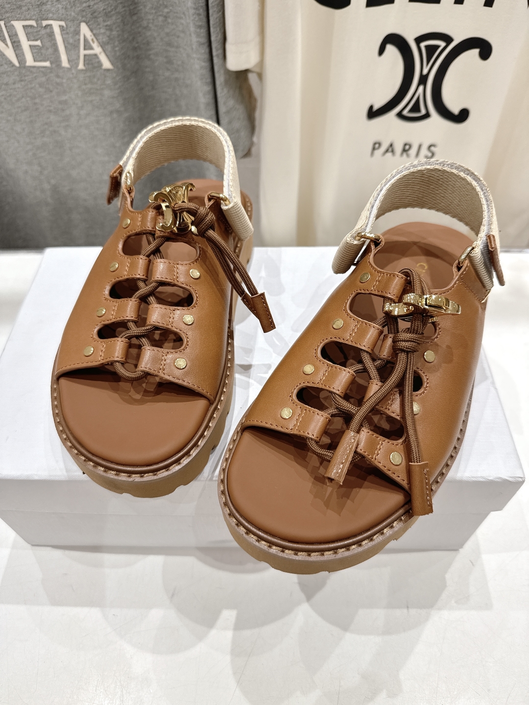 高版本出厂
  celine/赛琳夏季最新时尚复古风罗马平底凉鞋
New Celine/思琳 凉鞋 各大