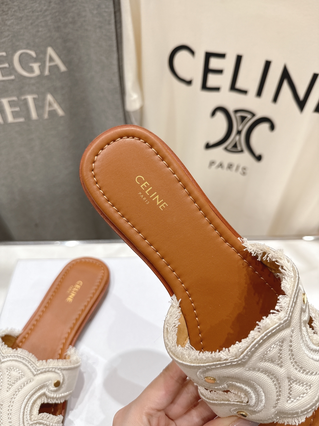 高版本出厂
 Celine*塞琳2025ss思琳初夏新款凯旋门Logo凉拖鞋
高级感十足  网红ins种