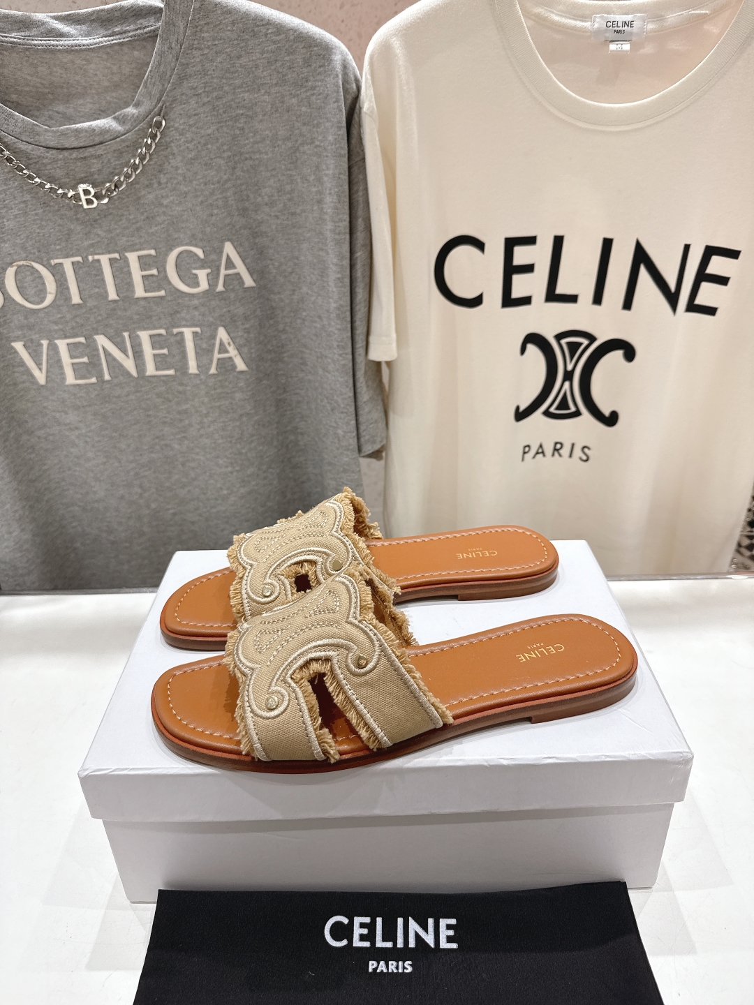 高版本出厂
 Celine*塞琳2025ss思琳初夏新款凯旋门Logo凉拖鞋
高级感十足  网红ins种