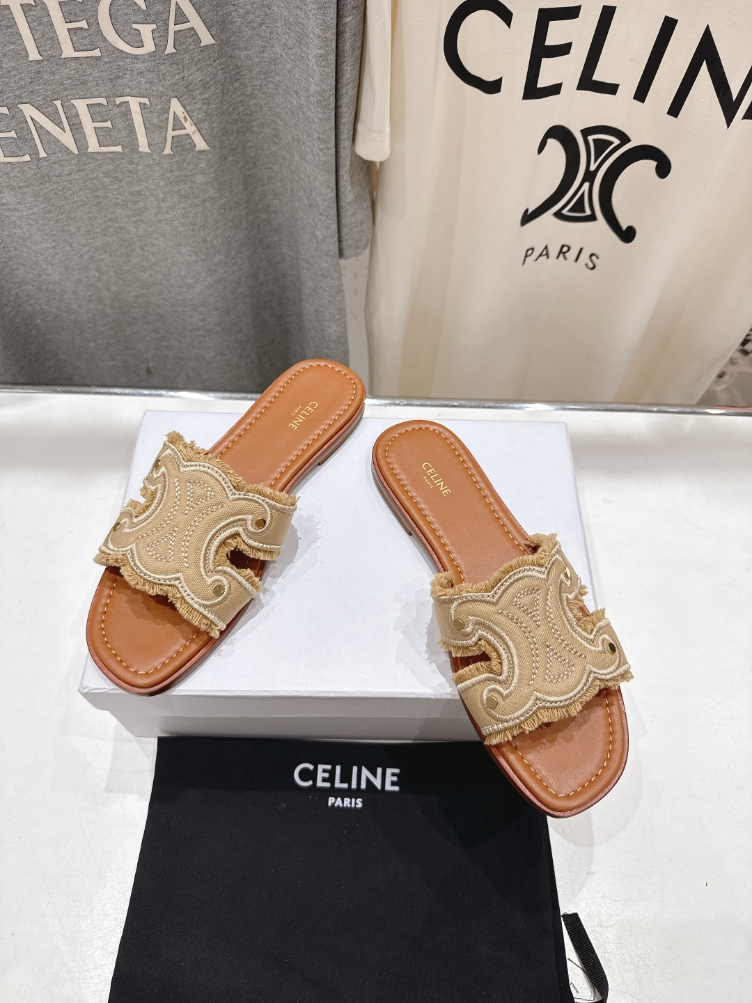 高版本出厂
 Celine*塞琳2025ss思琳初夏新款凯旋门Logo凉拖鞋
高级感十足  网红ins种