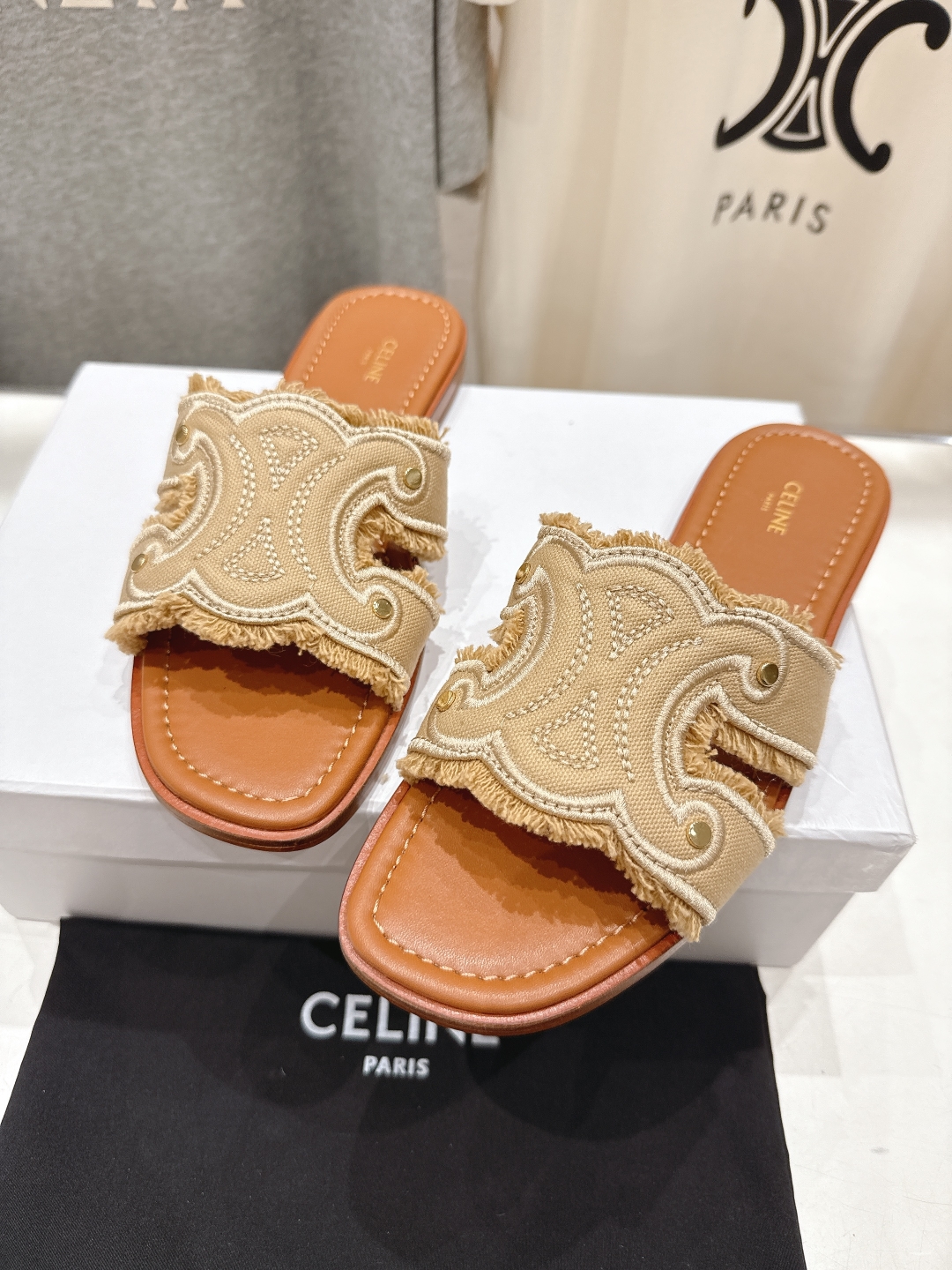 高版本出厂
 Celine*塞琳2025ss思琳初夏新款凯旋门Logo凉拖鞋
高级感十足  网红ins种