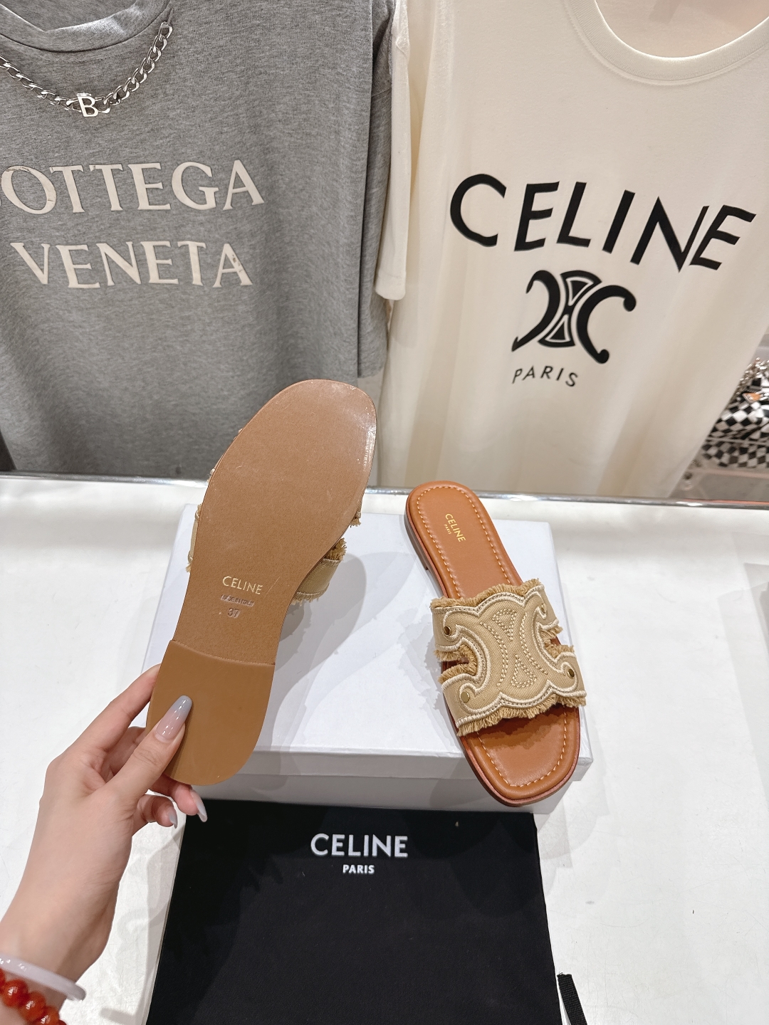 高版本出厂
 Celine*塞琳2025ss思琳初夏新款凯旋门Logo凉拖鞋
高级感十足  网红ins种