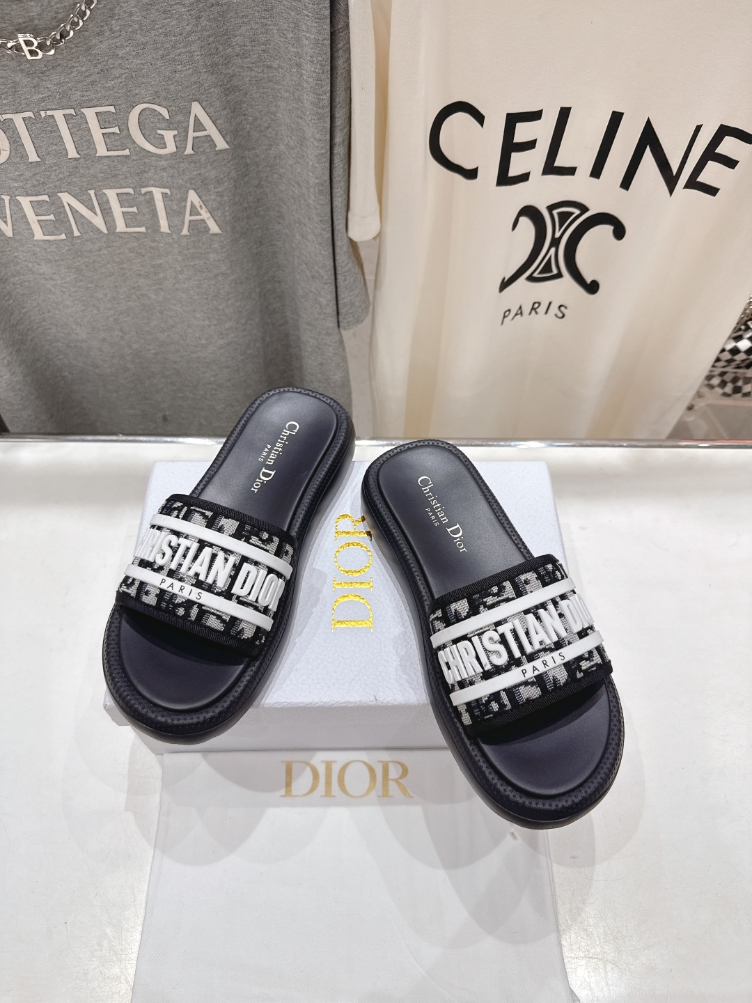 高版本出厂
  Dior*迪奥D家2025ss夏季新款仙女风厚底魔术贴拖鞋

11原版复刻 市面上最高版