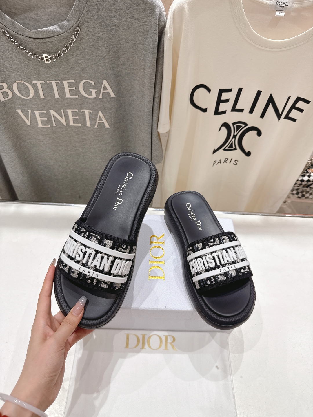 高版本出厂
  Dior*迪奥D家2025ss夏季新款仙女风厚底魔术贴拖鞋

11原版复刻 市面上最高版