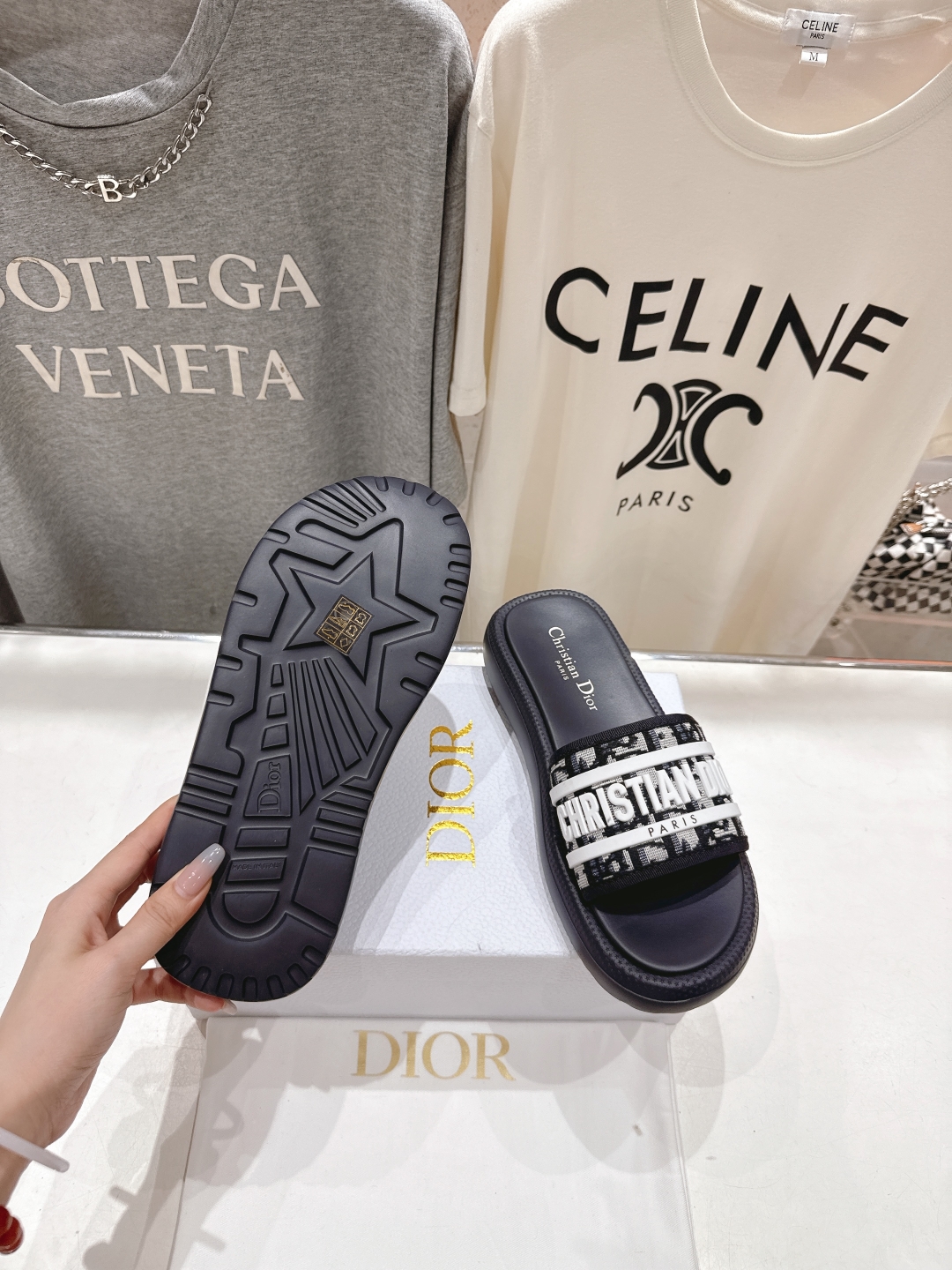 高版本出厂
  Dior*迪奥D家2025ss夏季新款仙女风厚底魔术贴拖鞋

11原版复刻 市面上最高版