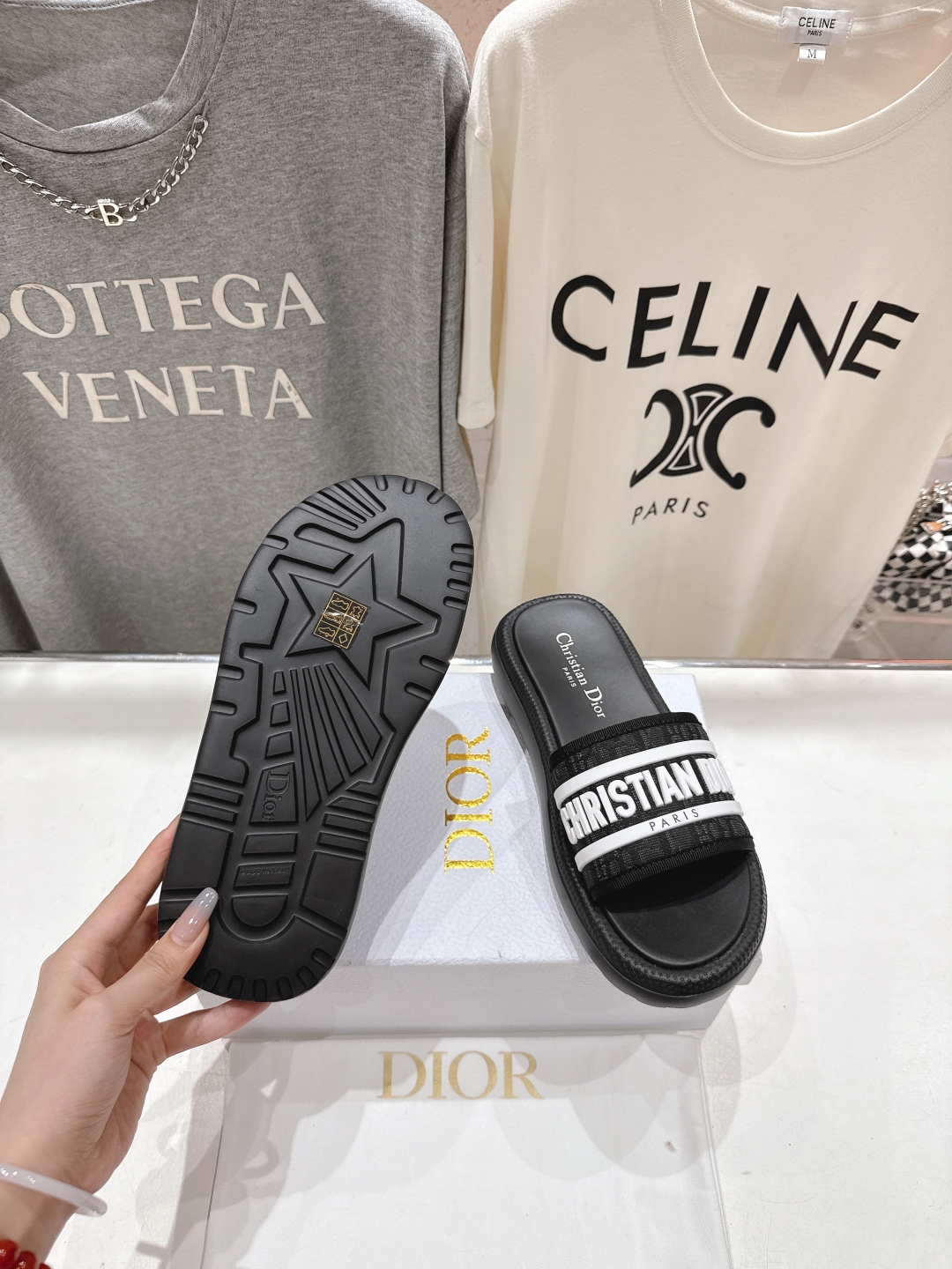高版本出厂
  Dior*迪奥D家2025ss夏季新款仙女风厚底魔术贴拖鞋

11原版复刻 市面上最高版