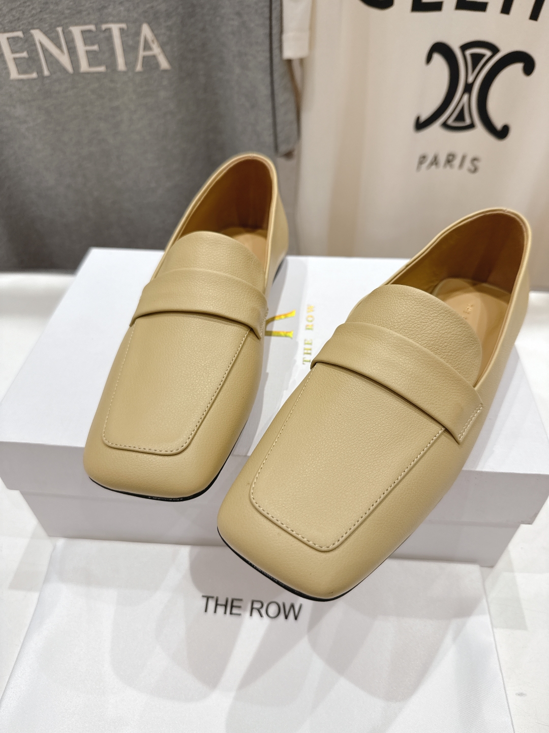 高版本出厂
  The Row 2025ss新品爆款平底玛丽珍乐福鞋一脚蹬单鞋复古穆勒鞋
非常舒服的一款