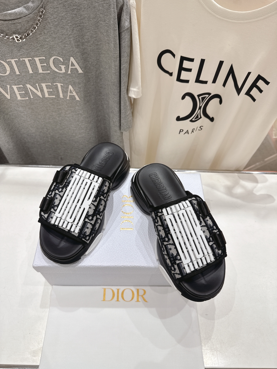 高版本出厂
  Dior*迪奥D家2025ss夏季新款仙女风厚底魔术贴拖鞋

11原版复刻 市面上最高版