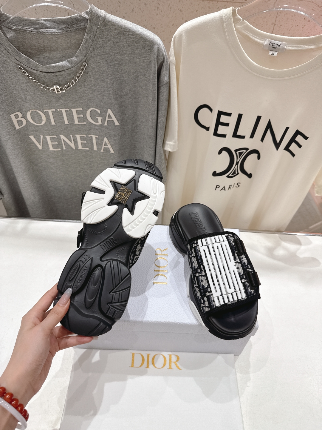 高版本出厂
  Dior*迪奥D家2025ss夏季新款仙女风厚底魔术贴拖鞋

11原版复刻 市面上最高版