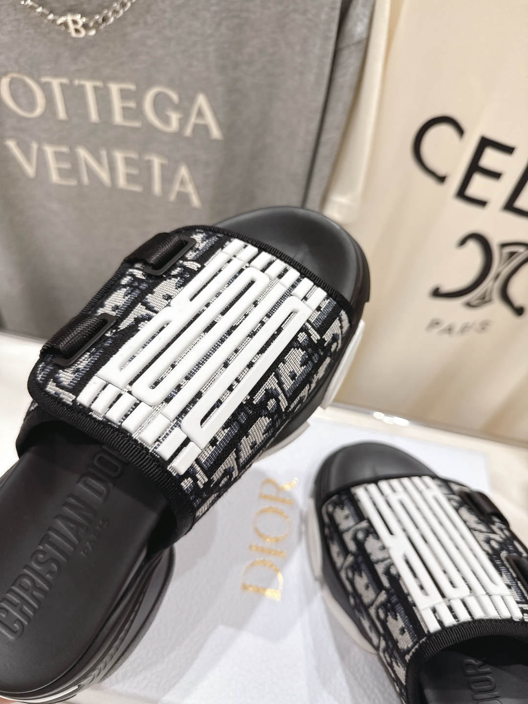 高版本出厂
  Dior*迪奥D家2025ss夏季新款仙女风厚底魔术贴拖鞋

11原版复刻 市面上最高版