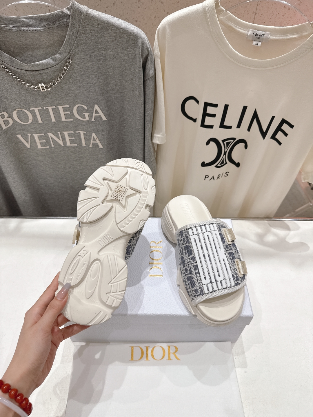 高版本出厂
  Dior*迪奥D家2025ss夏季新款仙女风厚底魔术贴拖鞋

11原版复刻 市面上最高版