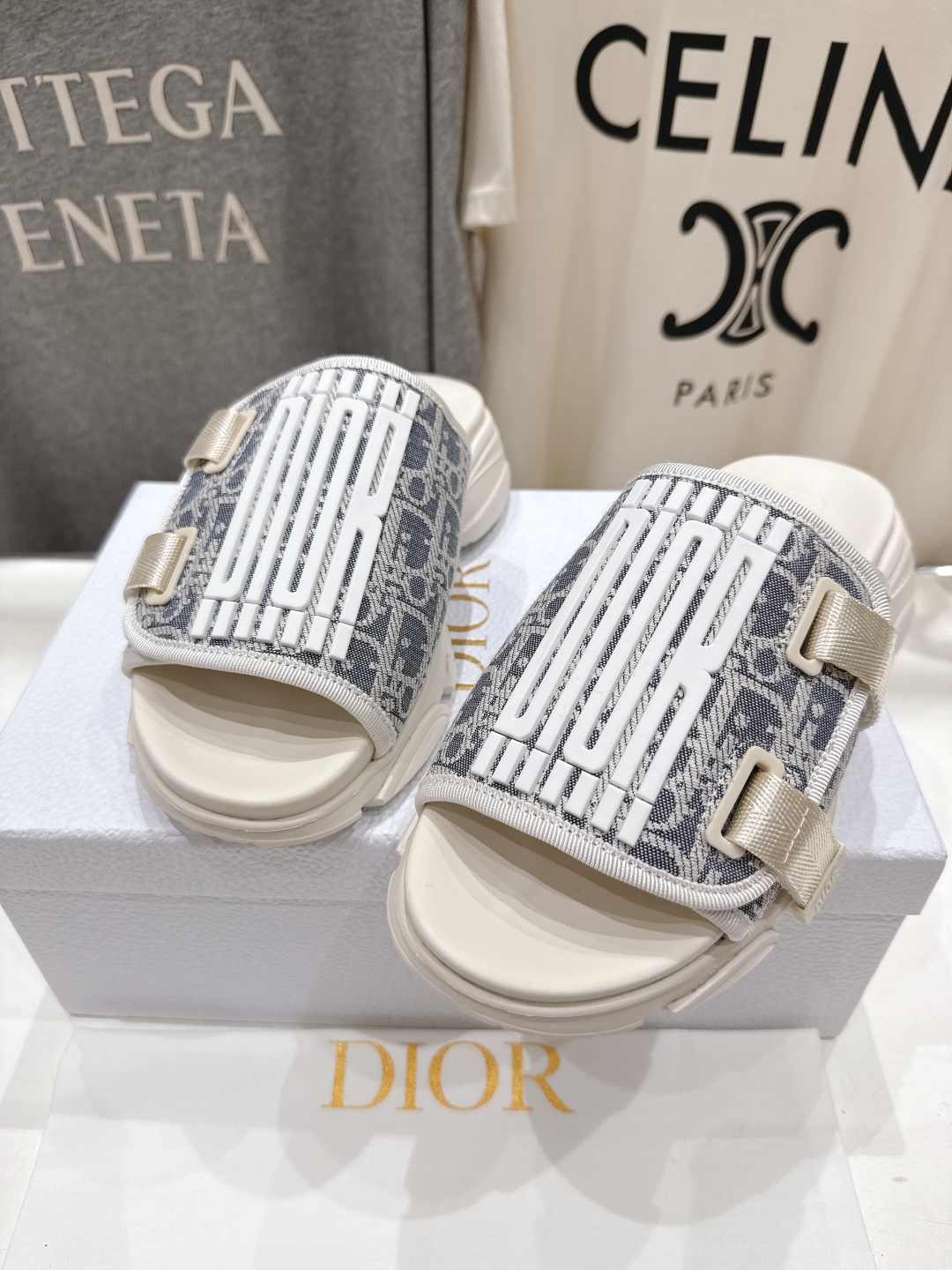 高版本出厂
  Dior*迪奥D家2025ss夏季新款仙女风厚底魔术贴拖鞋

11原版复刻 市面上最高版