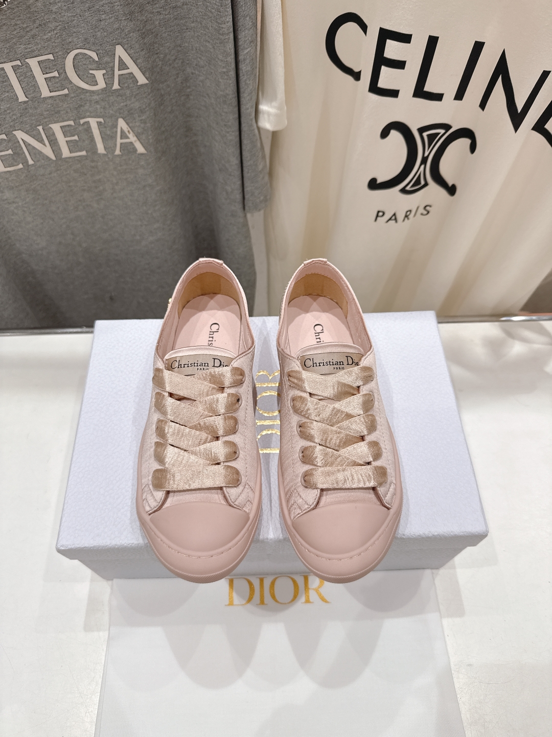 高版本出厂
  Dior/迪奥D家2025ss新款系带真丝帆布鞋休闲鞋
原版购入开发 做货 这款真丝面休