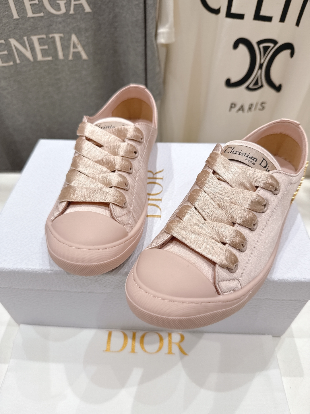 高版本出厂
  Dior/迪奥D家2025ss新款系带真丝帆布鞋休闲鞋
原版购入开发 做货 这款真丝面休