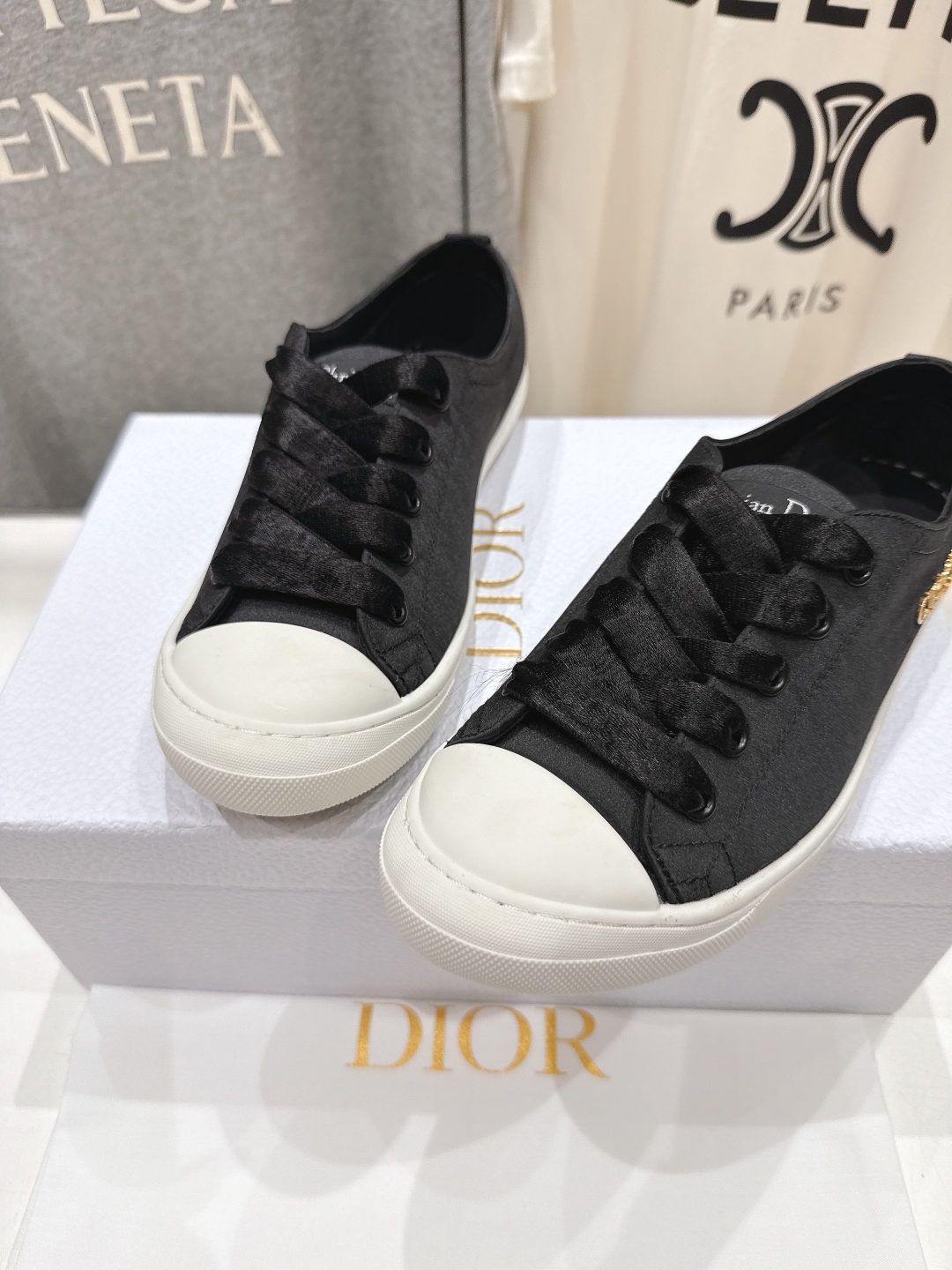 高版本出厂
  Dior/迪奥D家2025ss新款系带真丝帆布鞋休闲鞋
原版购入开发 做货 这款真丝面休