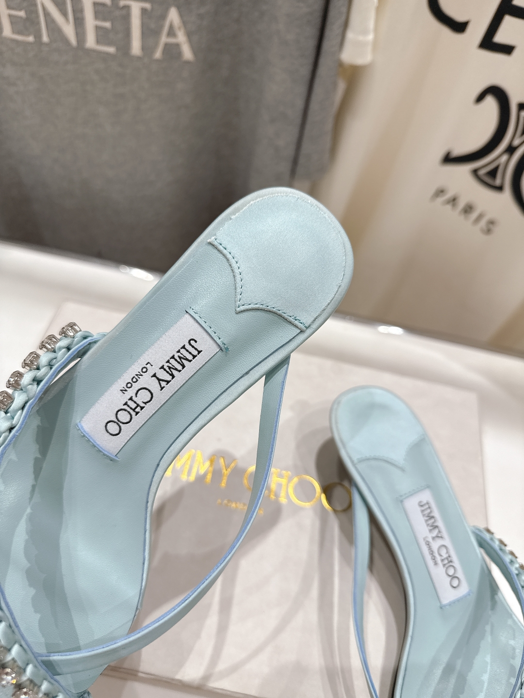 高版本出厂
  JIMMY CHOO*｜JC/吉米周2025ss新款简约夹脚高跟鞋拖鞋

原版套楦，完美