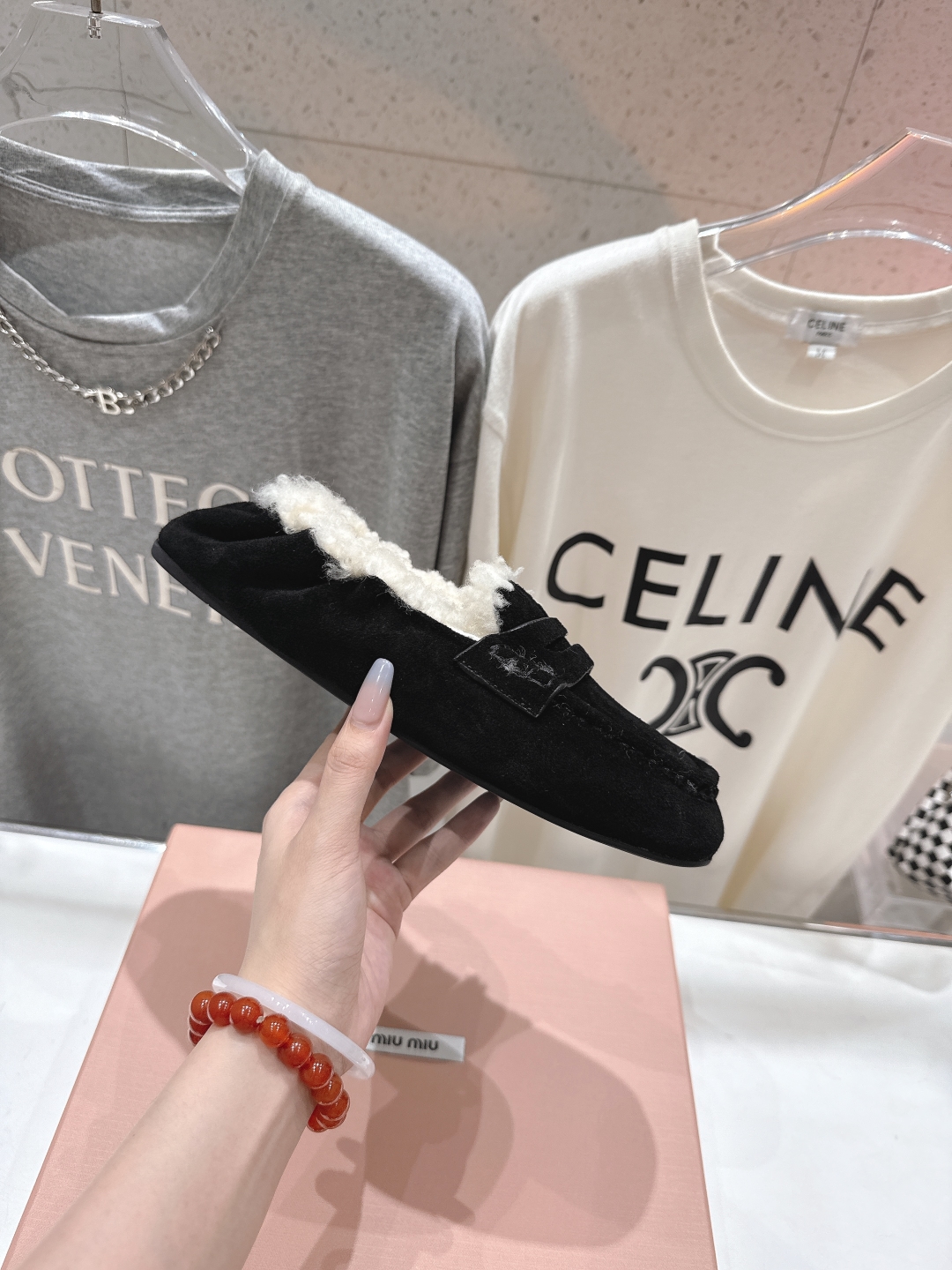 高版本出厂
 MiuMiu/缪缪2025ss秋冬走秀款一脚蹬驾车鞋加毛乐福鞋毛毛鞋
这款永不过时的反绒皮
