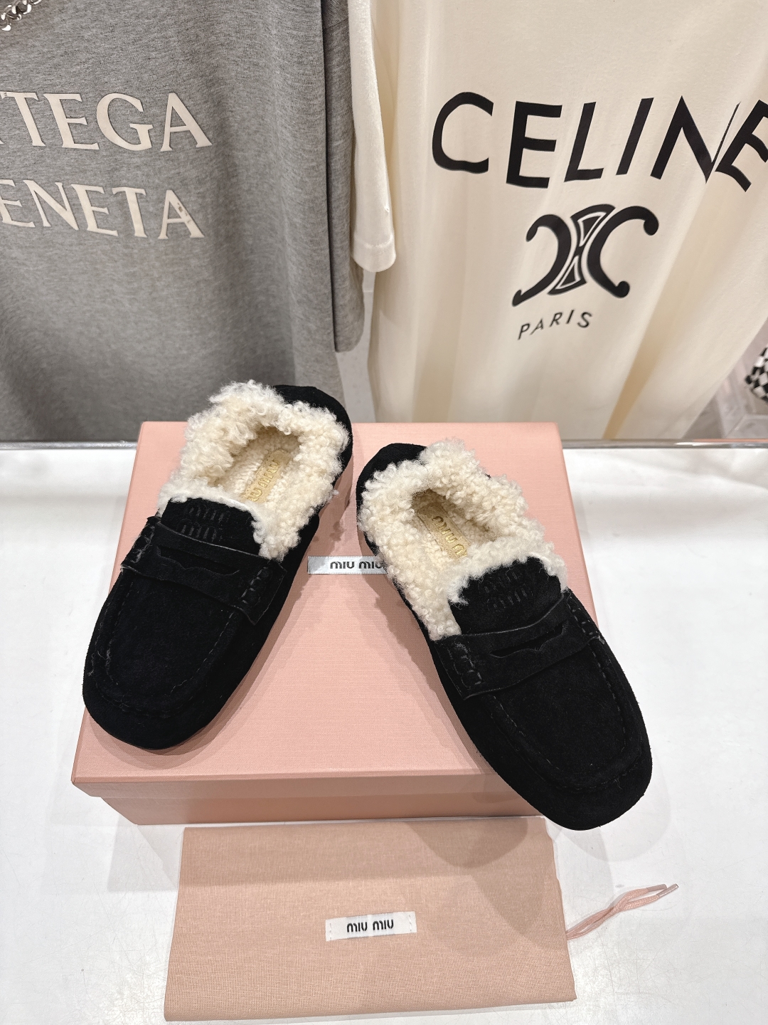 高版本出厂
 MiuMiu/缪缪2025ss秋冬走秀款一脚蹬驾车鞋加毛乐福鞋毛毛鞋
这款永不过时的反绒皮