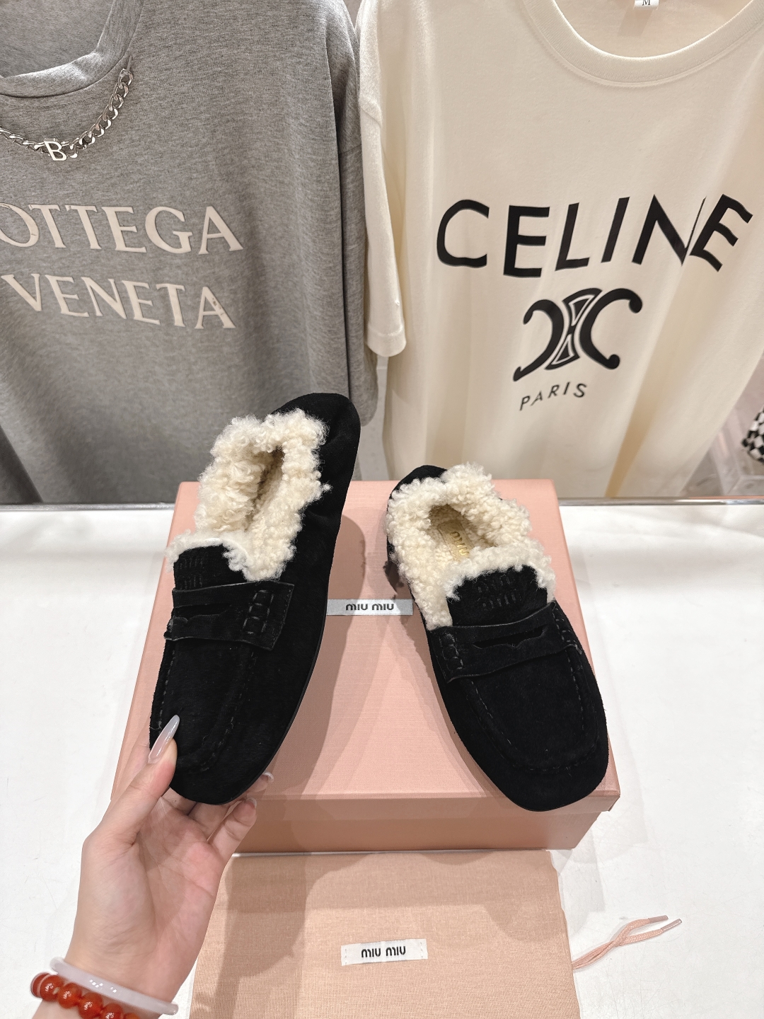 高版本出厂
 MiuMiu/缪缪2025ss秋冬走秀款一脚蹬驾车鞋加毛乐福鞋毛毛鞋
这款永不过时的反绒皮