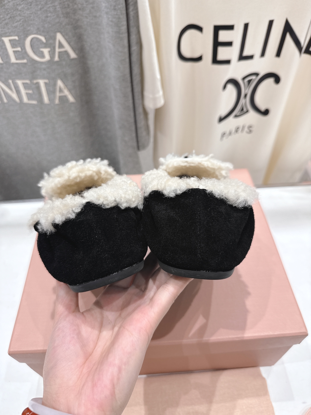 高版本出厂
 MiuMiu/缪缪2025ss秋冬走秀款一脚蹬驾车鞋加毛乐福鞋毛毛鞋
这款永不过时的反绒皮
