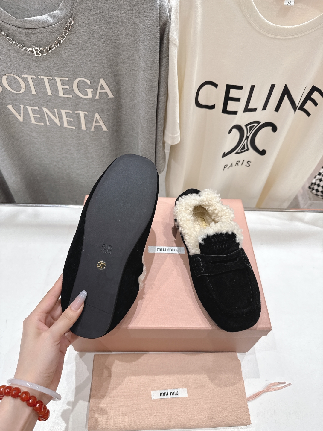 高版本出厂
 MiuMiu/缪缪2025ss秋冬走秀款一脚蹬驾车鞋加毛乐福鞋毛毛鞋
这款永不过时的反绒皮