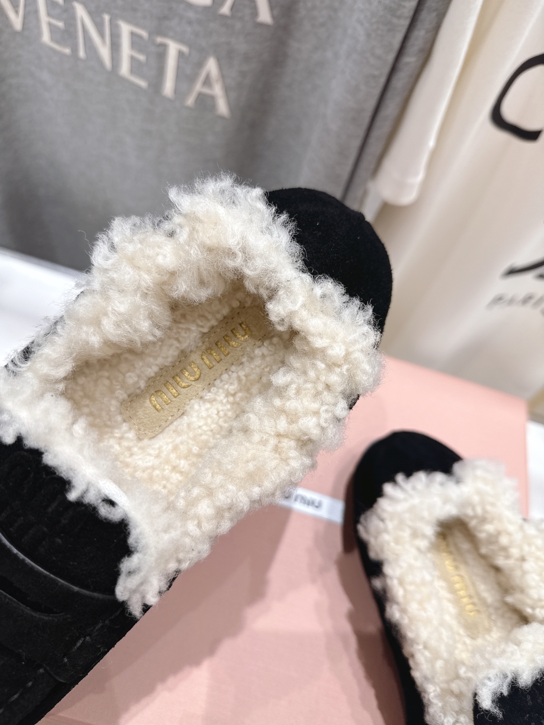 高版本出厂
 MiuMiu/缪缪2025ss秋冬走秀款一脚蹬驾车鞋加毛乐福鞋毛毛鞋
这款永不过时的反绒皮