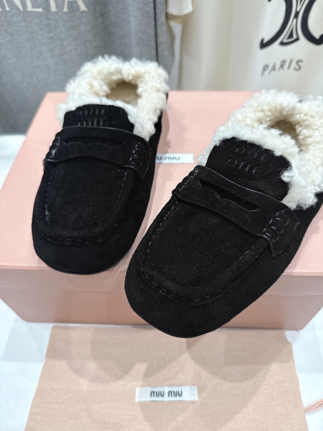 高版本出厂
 MiuMiu/缪缪2025ss秋冬走秀款一脚蹬驾车鞋加毛乐福鞋毛毛鞋
这款永不过时的反绒皮