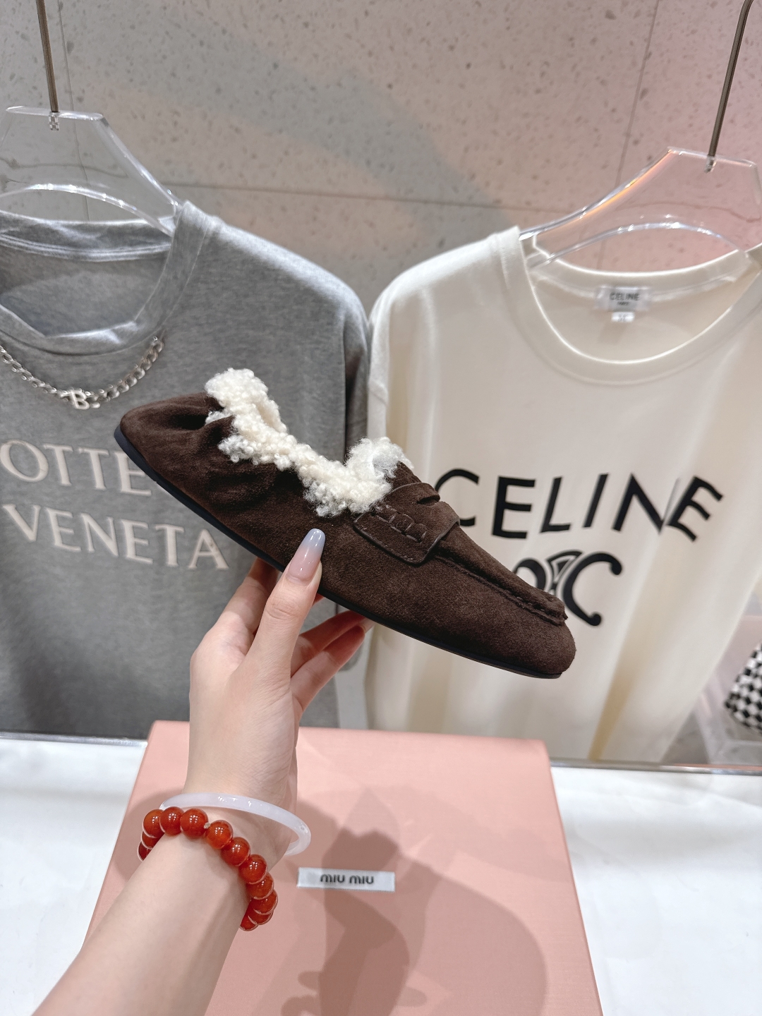 高版本出厂
 MiuMiu/缪缪2025ss秋冬走秀款一脚蹬驾车鞋加毛乐福鞋毛毛鞋
这款永不过时的反绒皮