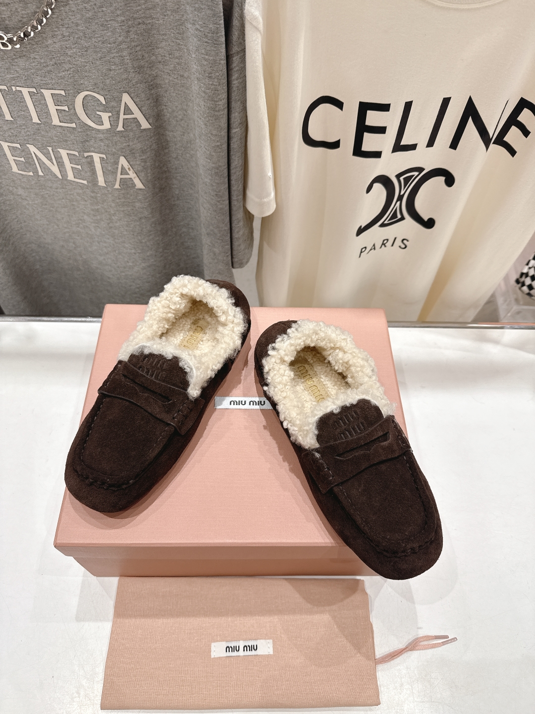 高版本出厂
 MiuMiu/缪缪2025ss秋冬走秀款一脚蹬驾车鞋加毛乐福鞋毛毛鞋
这款永不过时的反绒皮