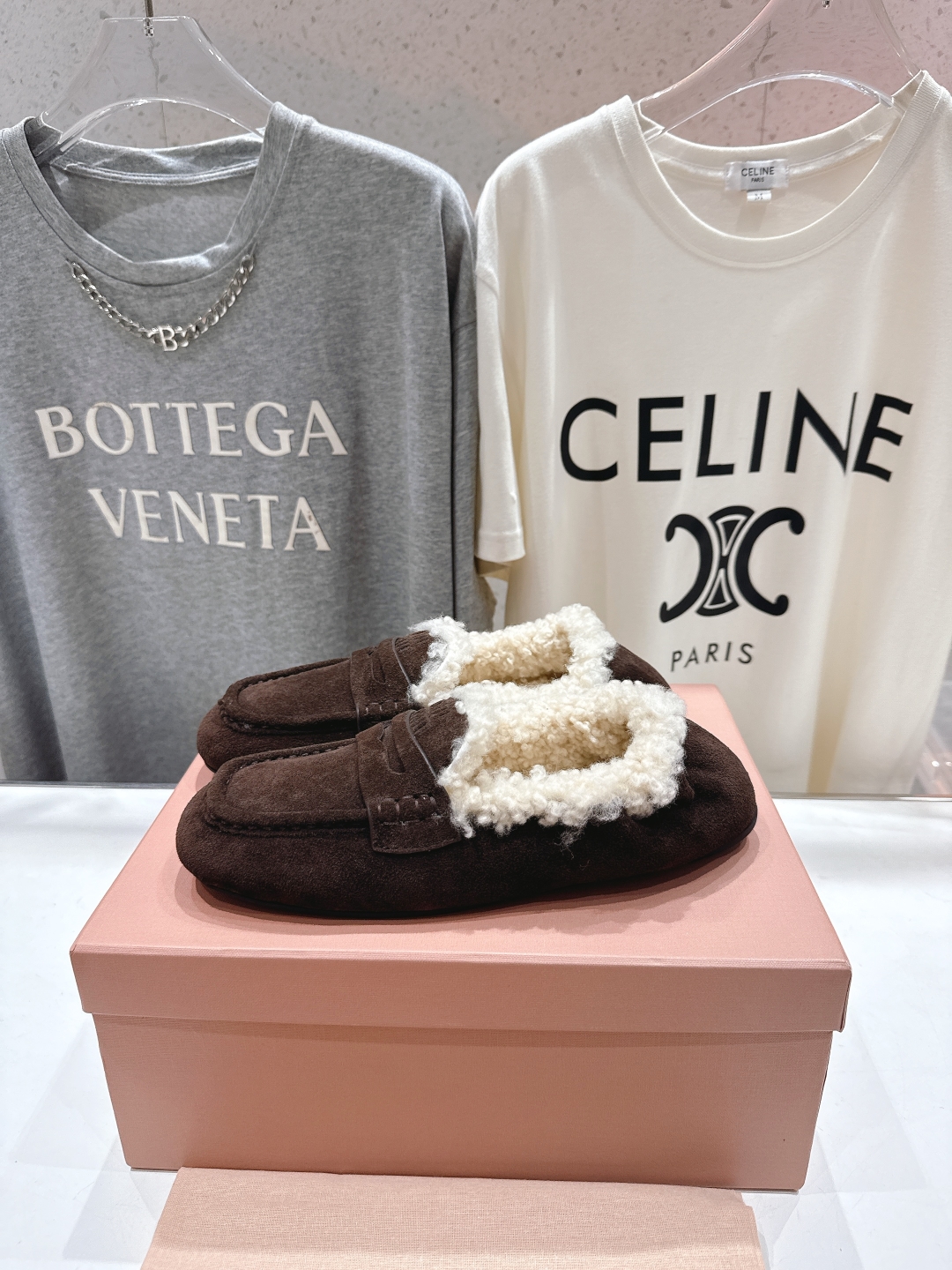 高版本出厂
 MiuMiu/缪缪2025ss秋冬走秀款一脚蹬驾车鞋加毛乐福鞋毛毛鞋
这款永不过时的反绒皮