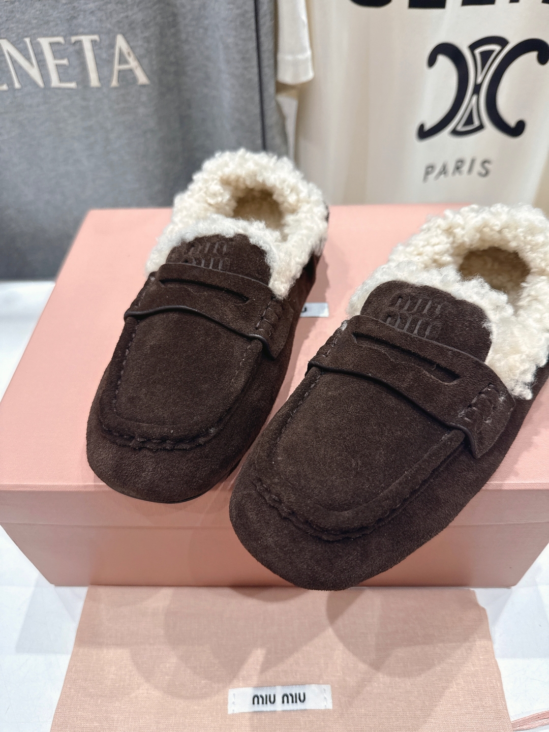 高版本出厂
 MiuMiu/缪缪2025ss秋冬走秀款一脚蹬驾车鞋加毛乐福鞋毛毛鞋
这款永不过时的反绒皮