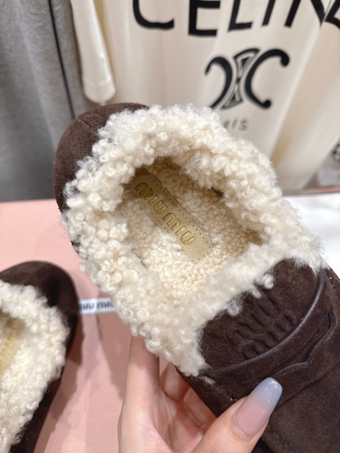 高版本出厂
 MiuMiu/缪缪2025ss秋冬走秀款一脚蹬驾车鞋加毛乐福鞋毛毛鞋
这款永不过时的反绒皮