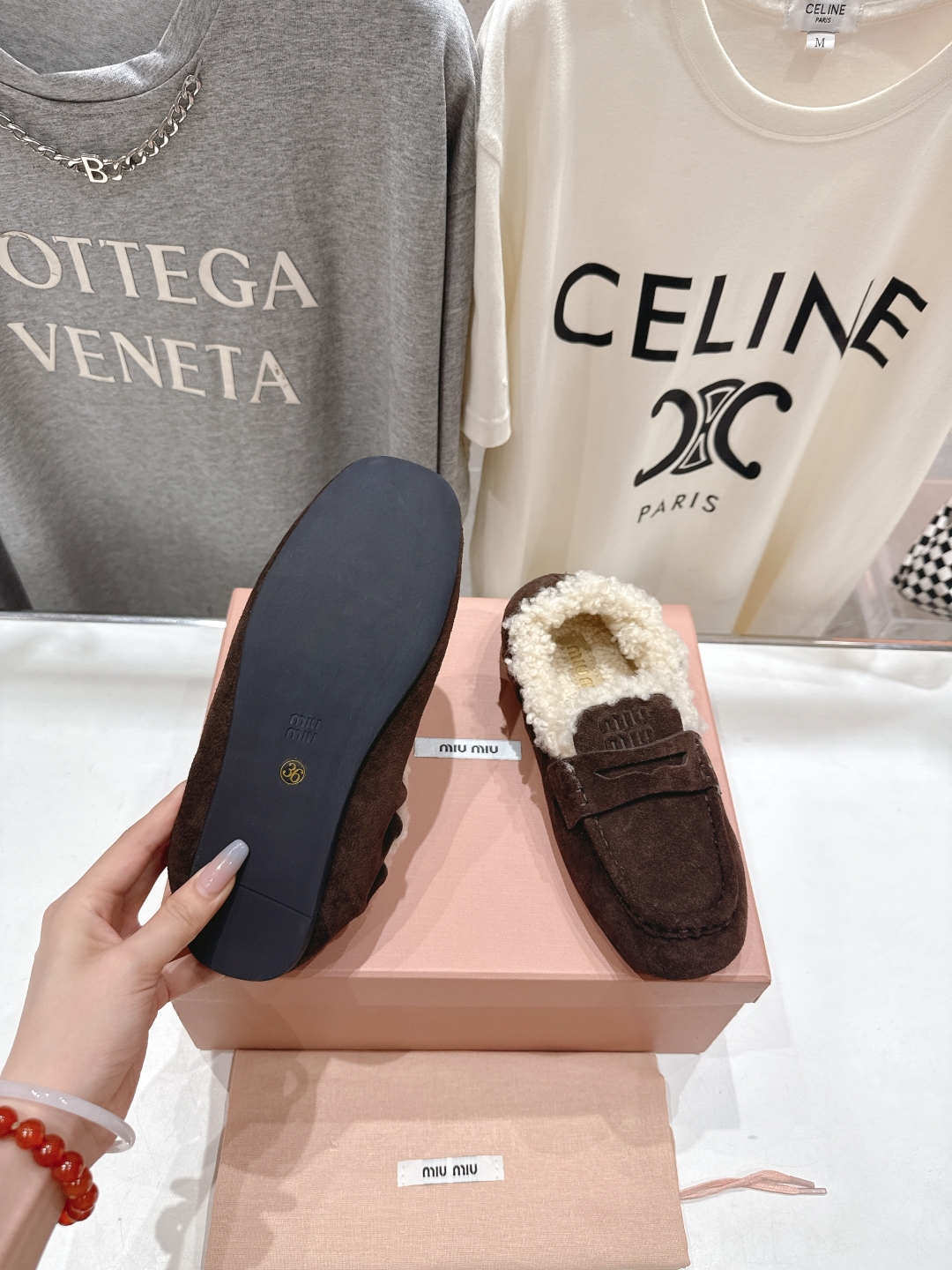 高版本出厂
 MiuMiu/缪缪2025ss秋冬走秀款一脚蹬驾车鞋加毛乐福鞋毛毛鞋
这款永不过时的反绒皮
