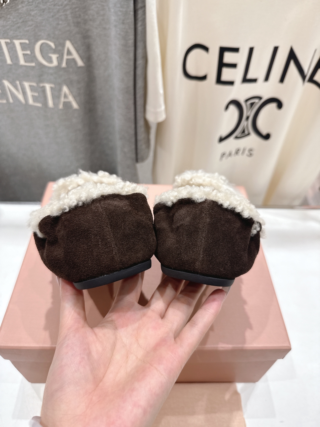 高版本出厂
 MiuMiu/缪缪2025ss秋冬走秀款一脚蹬驾车鞋加毛乐福鞋毛毛鞋
这款永不过时的反绒皮