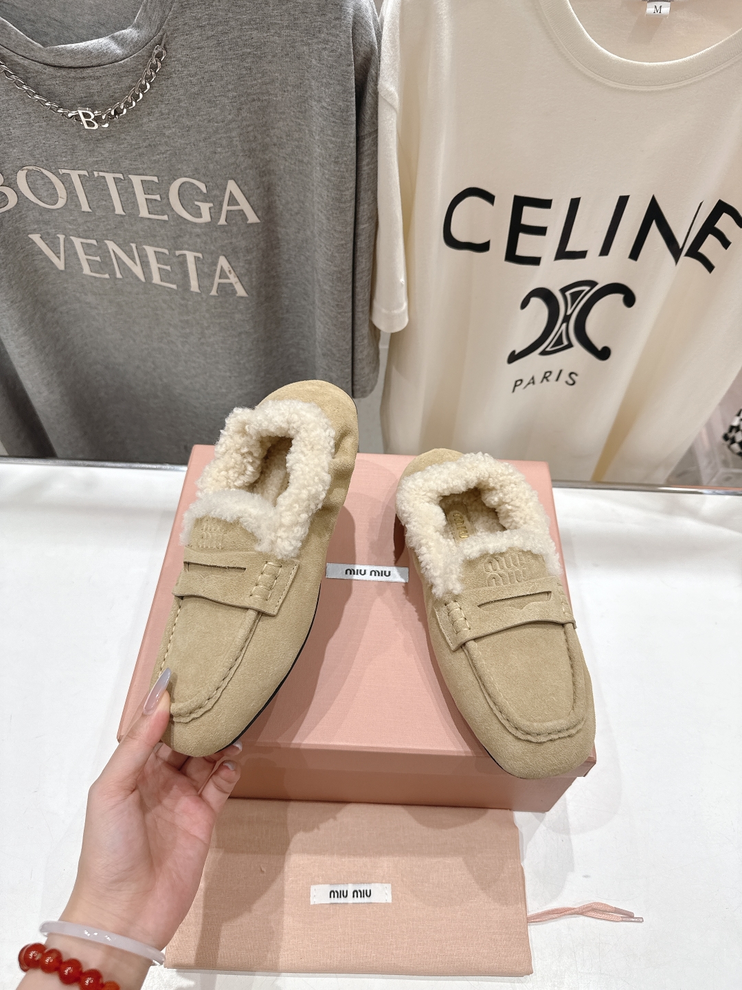 高版本出厂
 MiuMiu/缪缪2025ss秋冬走秀款一脚蹬驾车鞋加毛乐福鞋毛毛鞋
这款永不过时的反绒皮