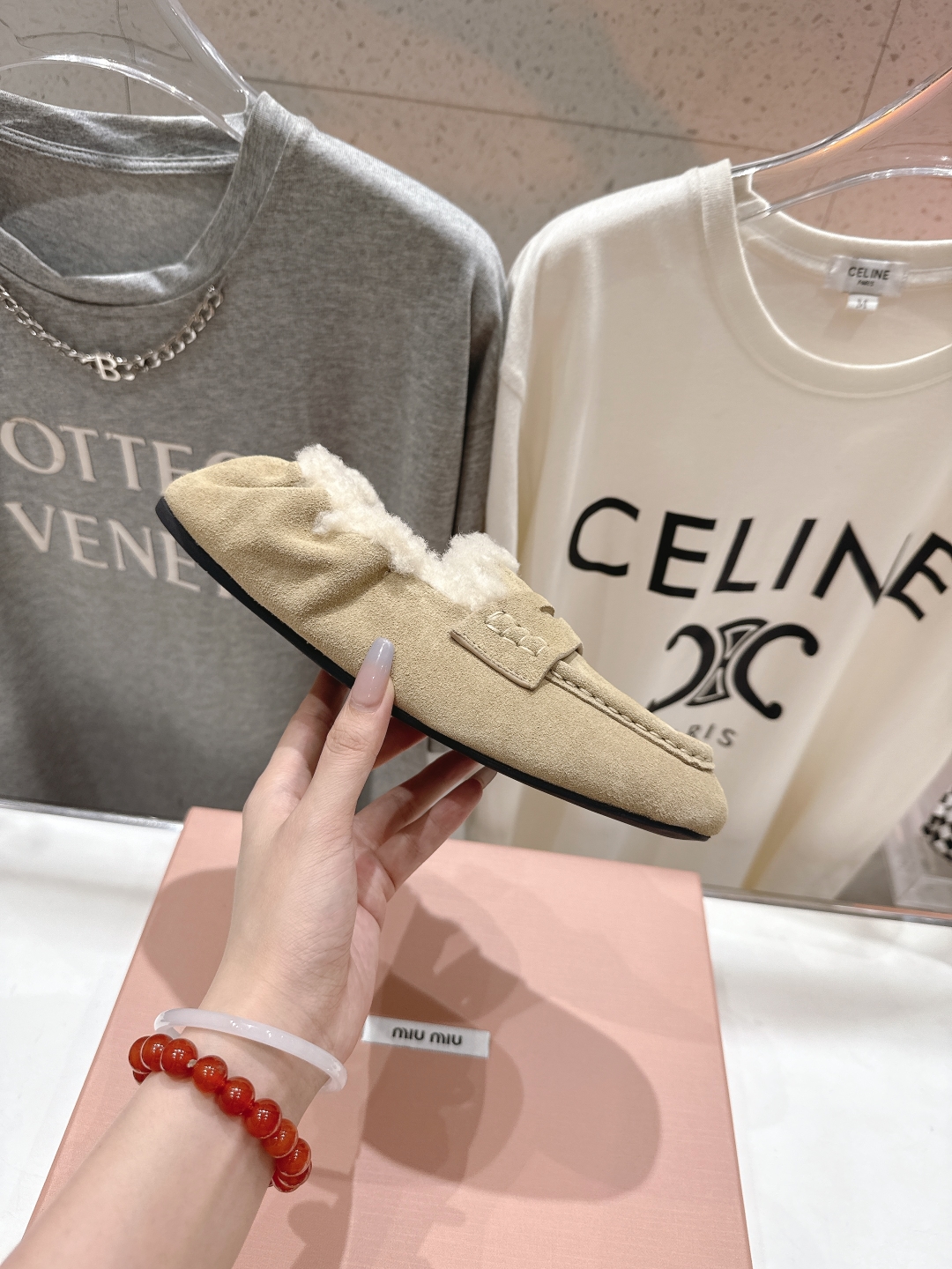 高版本出厂
 MiuMiu/缪缪2025ss秋冬走秀款一脚蹬驾车鞋加毛乐福鞋毛毛鞋
这款永不过时的反绒皮