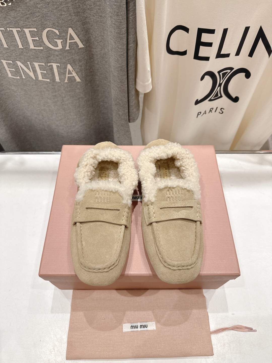 高版本出厂
 MiuMiu/缪缪2025ss秋冬走秀款一脚蹬驾车鞋加毛乐福鞋毛毛鞋
这款永不过时的反绒皮