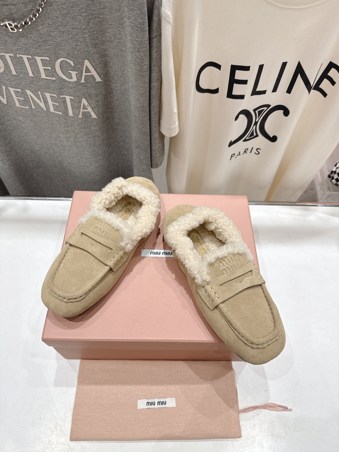 高版本出厂
 MiuMiu/缪缪2025ss秋冬走秀款一脚蹬驾车鞋加毛乐福鞋毛毛鞋
这款永不过时的反绒皮