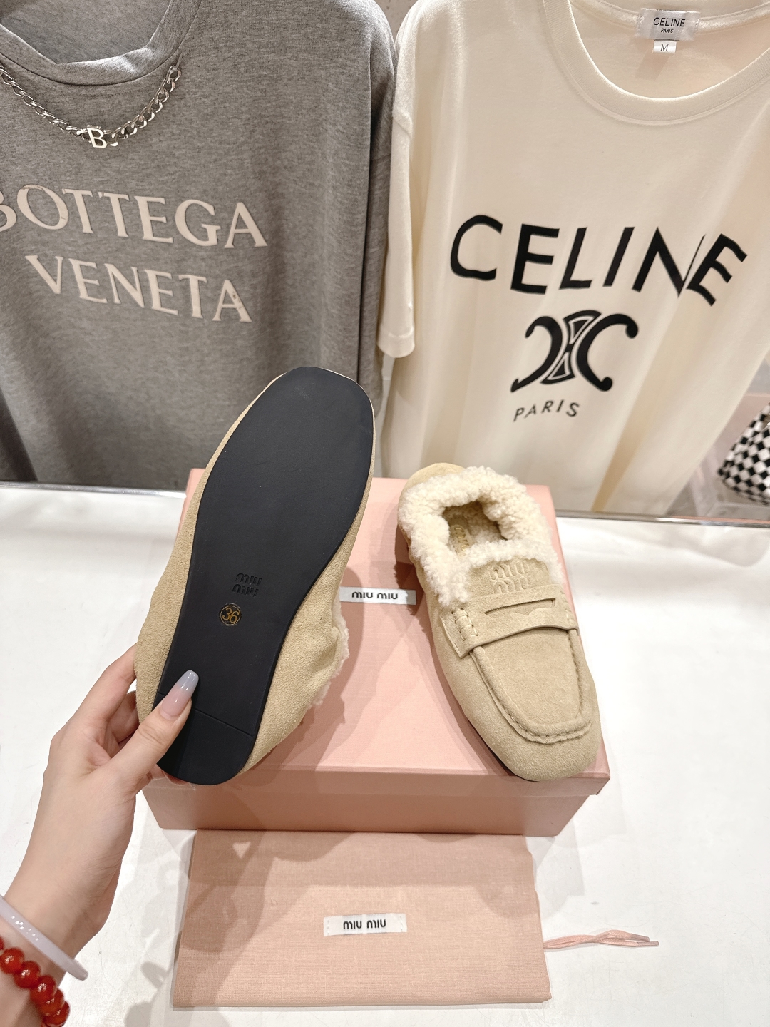 高版本出厂
 MiuMiu/缪缪2025ss秋冬走秀款一脚蹬驾车鞋加毛乐福鞋毛毛鞋
这款永不过时的反绒皮