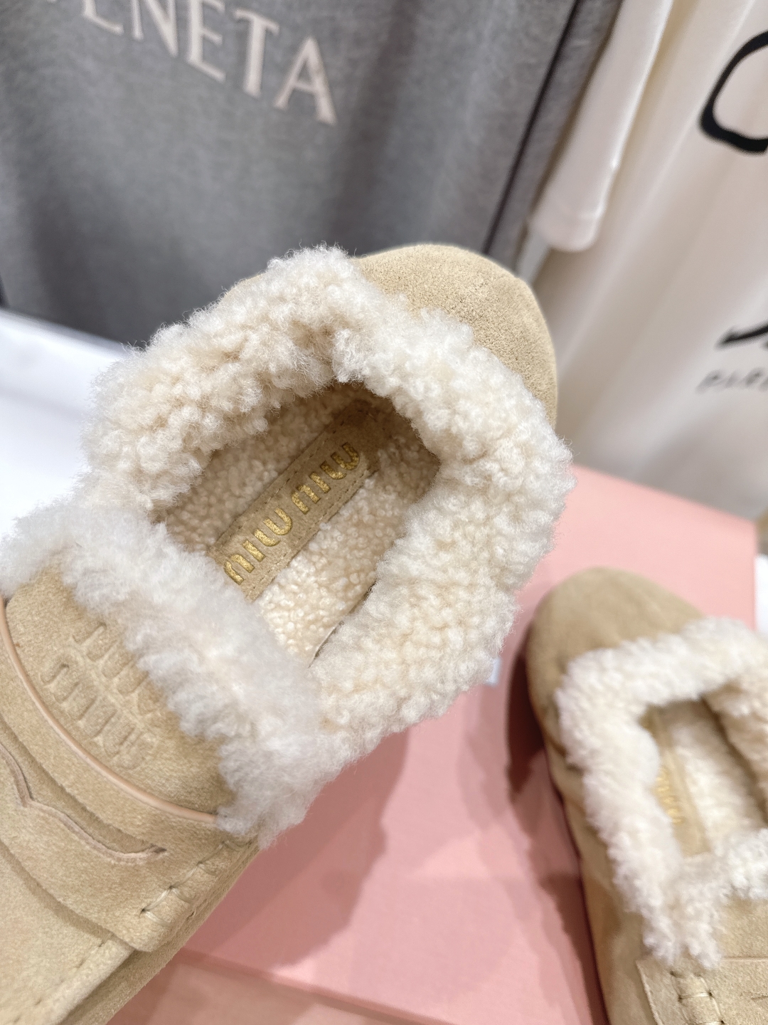 高版本出厂
 MiuMiu/缪缪2025ss秋冬走秀款一脚蹬驾车鞋加毛乐福鞋毛毛鞋
这款永不过时的反绒皮