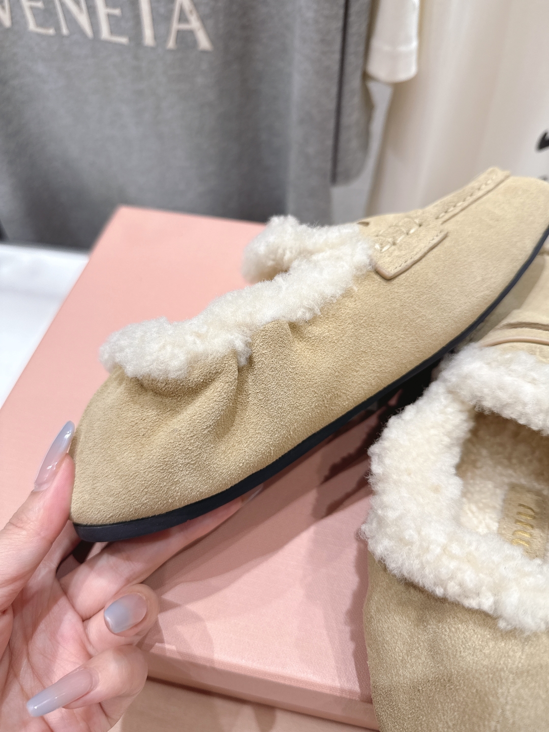 高版本出厂
 MiuMiu/缪缪2025ss秋冬走秀款一脚蹬驾车鞋加毛乐福鞋毛毛鞋
这款永不过时的反绒皮