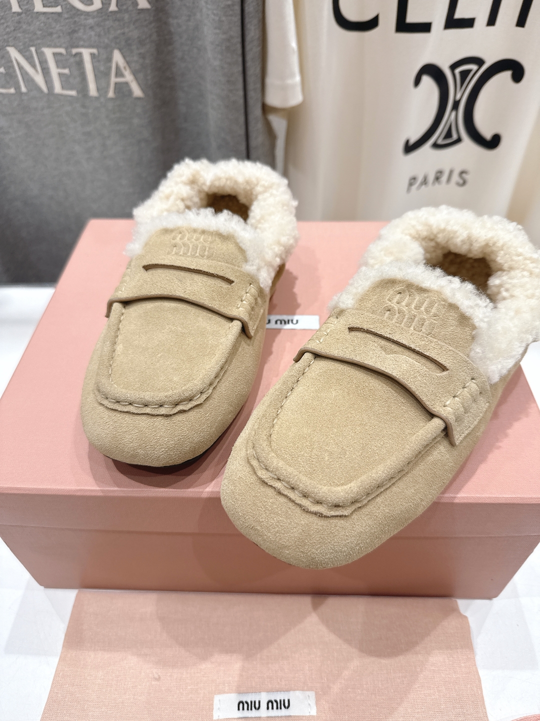 高版本出厂
 MiuMiu/缪缪2025ss秋冬走秀款一脚蹬驾车鞋加毛乐福鞋毛毛鞋
这款永不过时的反绒皮