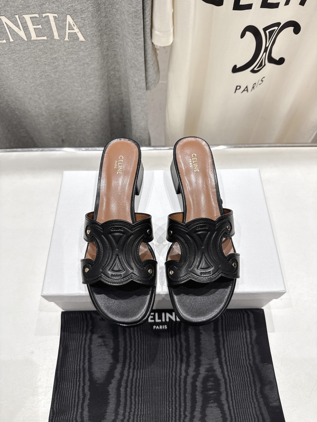 高版本出厂 高跟
 Celine*塞琳2025ss思琳初夏新款凯旋门Logo高跟凉拖鞋
高级感十足  网
