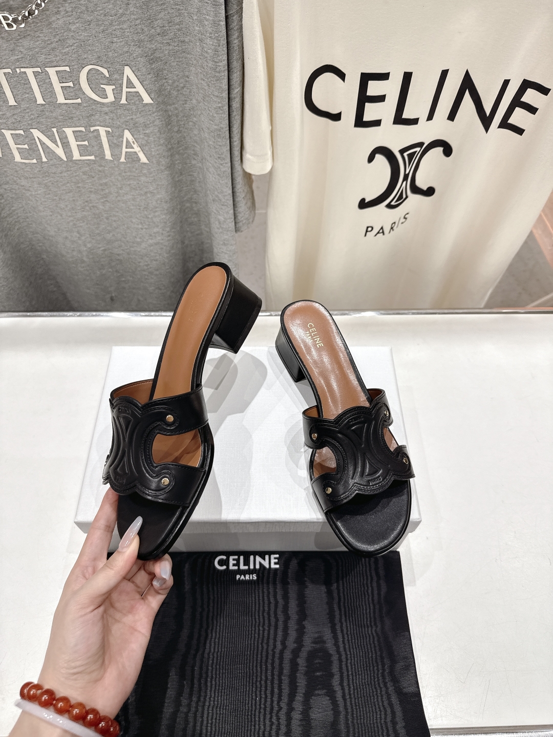 高版本出厂 高跟
 Celine*塞琳2025ss思琳初夏新款凯旋门Logo高跟凉拖鞋
高级感十足  网