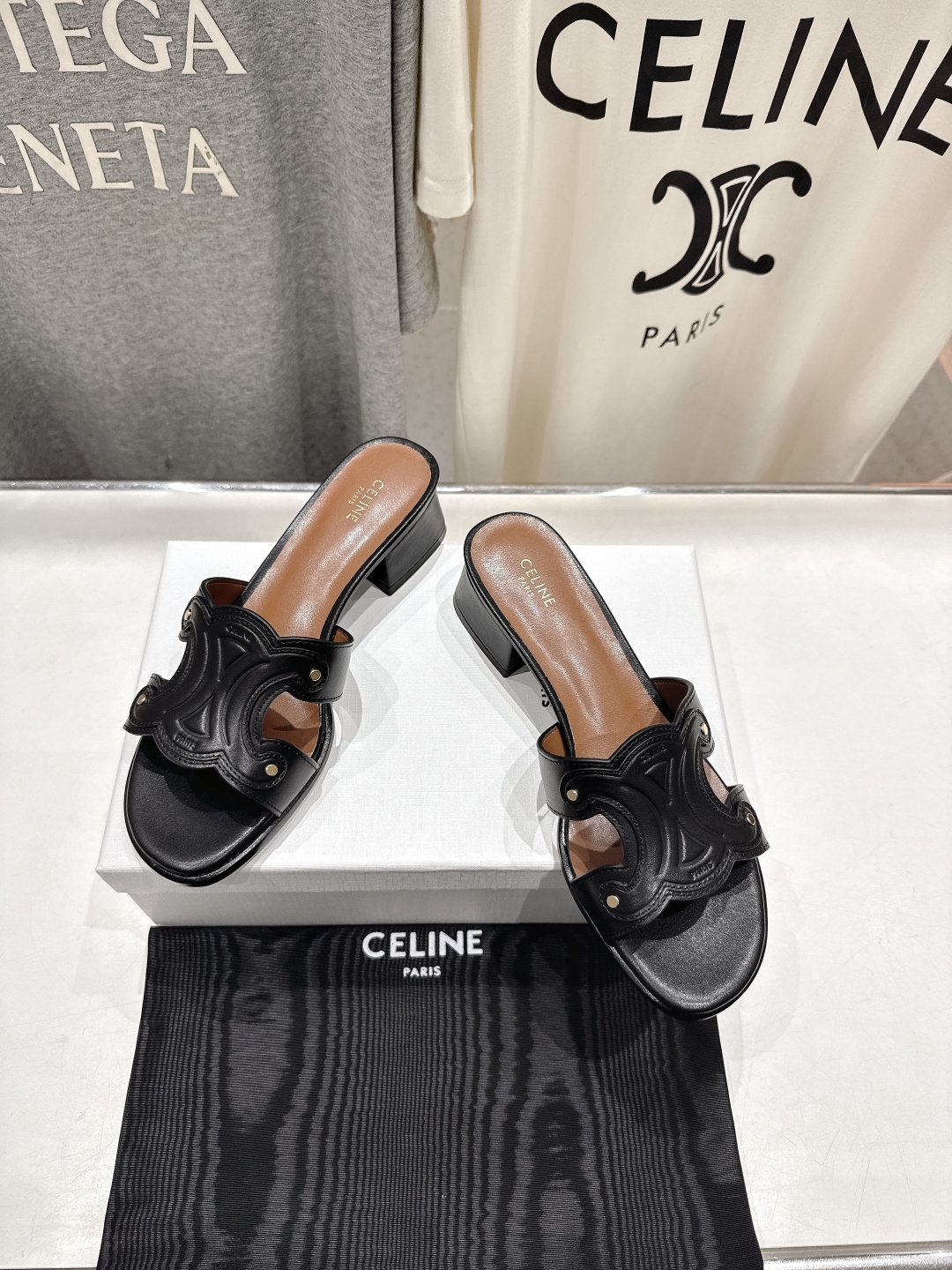 高版本出厂 高跟
 Celine*塞琳2025ss思琳初夏新款凯旋门Logo高跟凉拖鞋
高级感十足  网