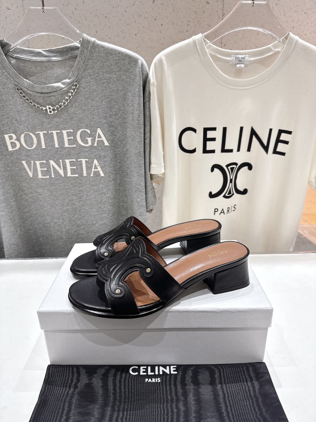 高版本出厂 高跟
 Celine*塞琳2025ss思琳初夏新款凯旋门Logo高跟凉拖鞋
高级感十足  网