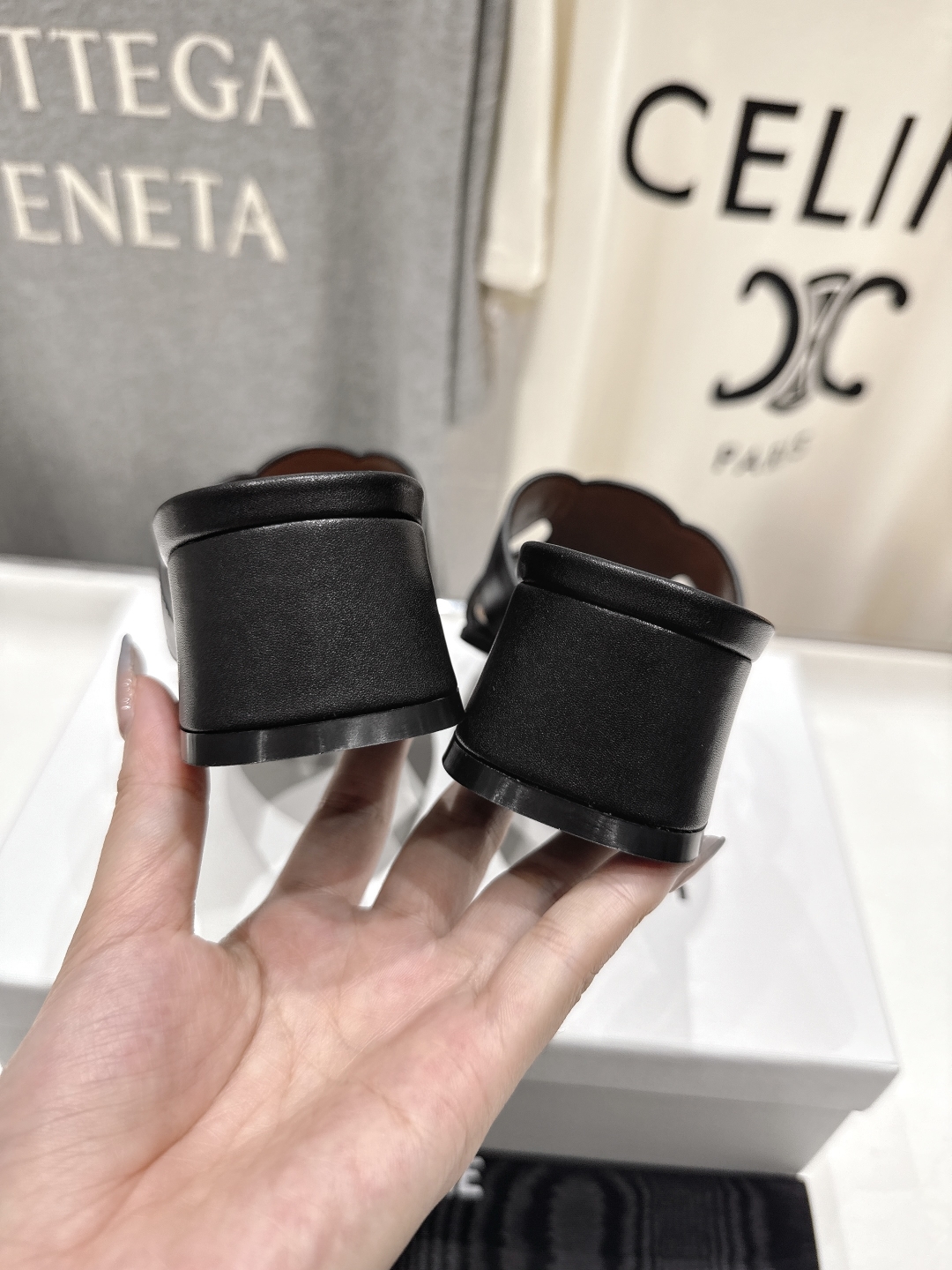 高版本出厂 高跟
 Celine*塞琳2025ss思琳初夏新款凯旋门Logo高跟凉拖鞋
高级感十足  网