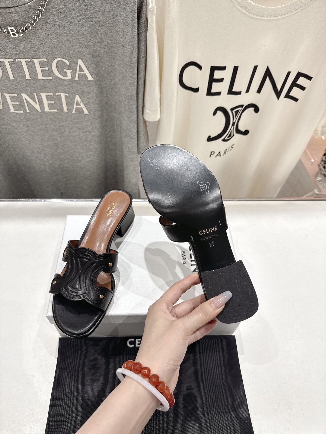 高版本出厂 高跟
 Celine*塞琳2025ss思琳初夏新款凯旋门Logo高跟凉拖鞋
高级感十足  网