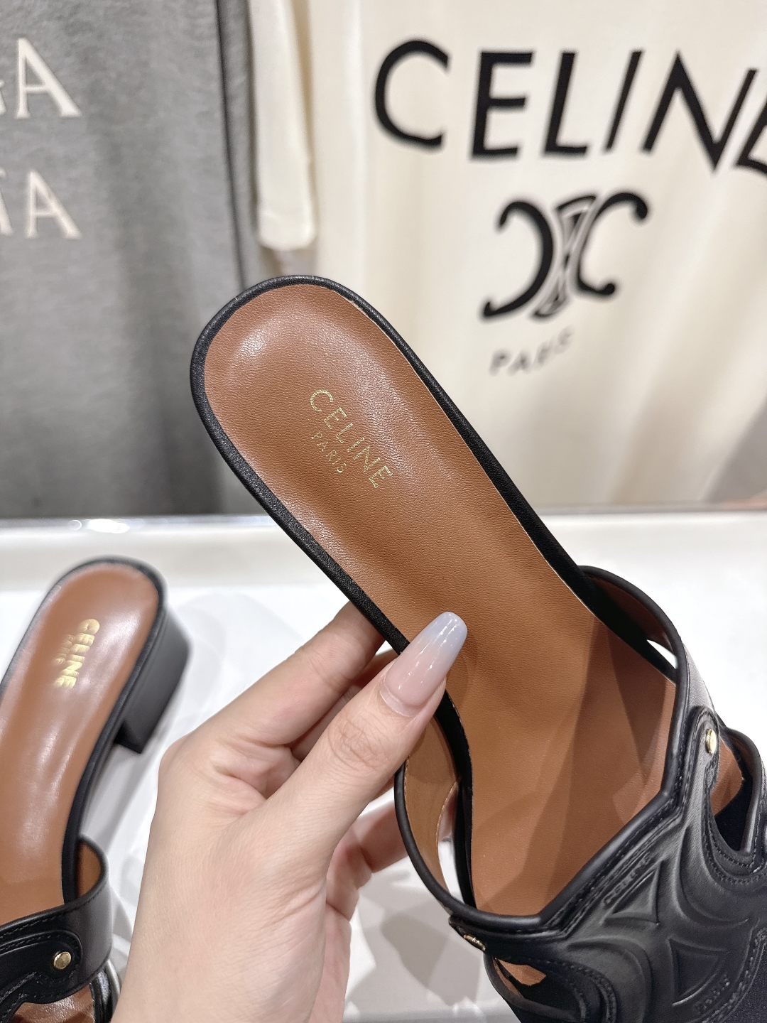 高版本出厂 高跟
 Celine*塞琳2025ss思琳初夏新款凯旋门Logo高跟凉拖鞋
高级感十足  网