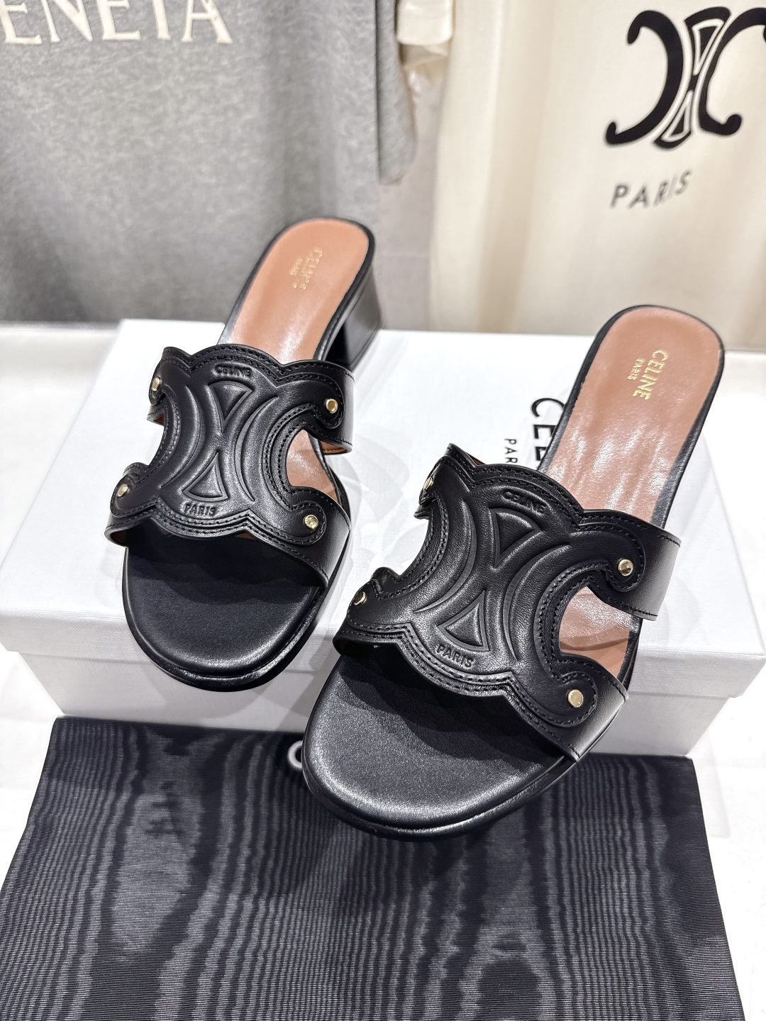 高版本出厂 高跟
 Celine*塞琳2025ss思琳初夏新款凯旋门Logo高跟凉拖鞋
高级感十足  网
